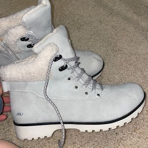 Like new JBU snow boots light grey size 9